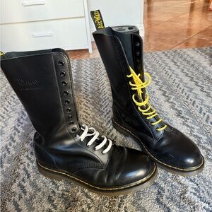 14 hole Dr. Martens black men’s 10 us